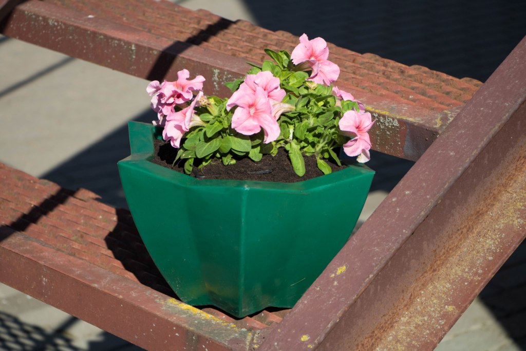 Вазон пластиковый. Собственное производство. Чистоград. Кашпо цветочное Лотос 350/450. Модель 2019