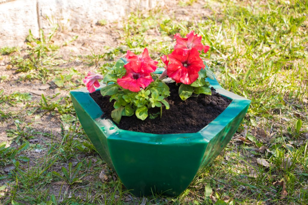 Вазон пластиковый. Собственное производство. Чистоград. Кашпо цветочное Лотос 350/450. Модель 2019